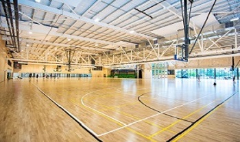 Ahşap spor zemini kullanılan salon