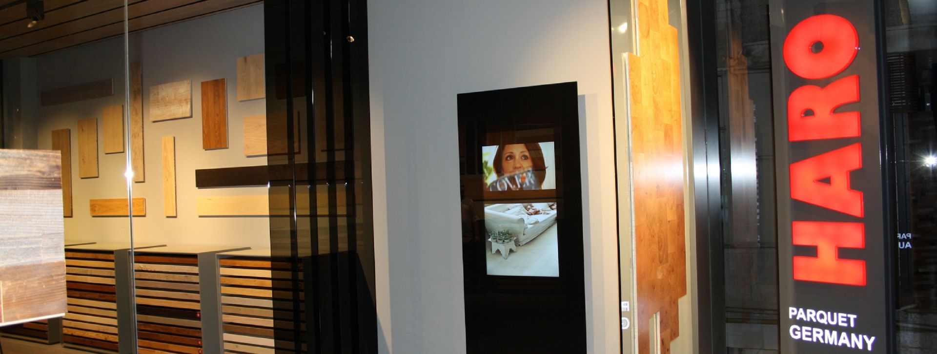 Zemin Collection showroomunda HARO Parquet Germany tabelası ve ahşap yüzeyler