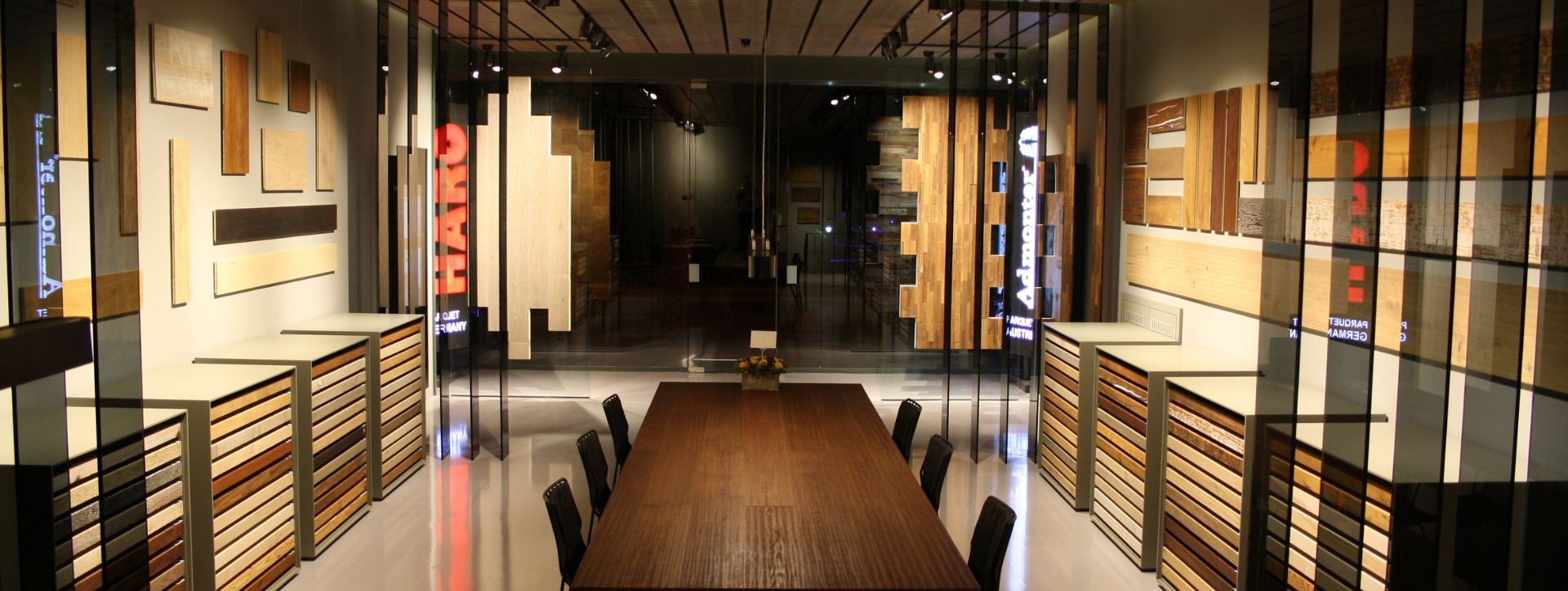 Ahşap yüzeylerin sergilendiği Zemin Collection showroom